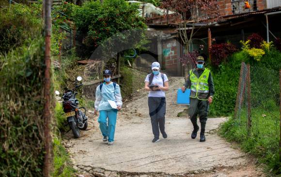 En las veredas El Llano y La Culebra, de La Estrella, un equipo de vacunadores sube lomas para buscar pacientes. Con frecuencia encuentran personas no vacunadas. FOTO camilo suárez