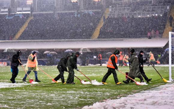 Tras la intensa nevada de este miércoles en Bérgamo, se habló que el duelo entre Atalanta y Villarreal podría disputarse este jueves a las 9:30 a.m., si las condiciones lo permiten. FOTO EFE