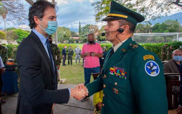 El alcalde Daniel Quintero presentó a Juan Carlos Fajardo, el nuevo brigadier de la IV Brigada. Foto: Cortesía. 