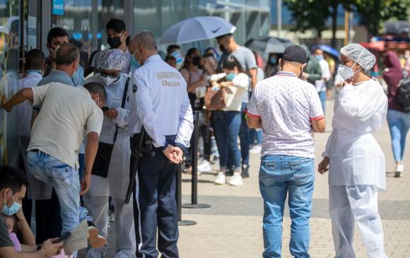 Los laboratorios no dan abasto por estos días ante la cantidad de personas que solicitan pruebas. FOTO: EDWIN BUSTAMANTE
