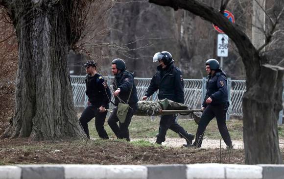 Transporte de un soldado herido en territorio ucraniano. FOTO: GETTY.
