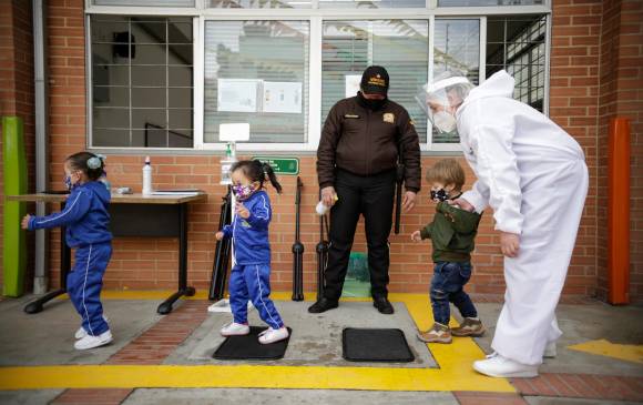 El acompañamiento a los niños debe darse desde todos los ámbitos para evitar los escenarios de cambios abruptos. FOTO Colprensa