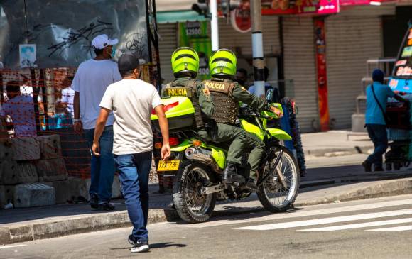 La policía hizo presencia en la calles vacías del centro de Medellín. Foto: Carlos Velásquez . Foto: Carlos Velásquez