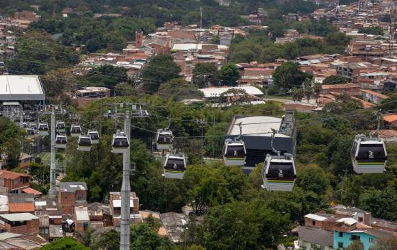 En el noroccidente ya vuelan cabinas del cable Picacho durante sus pruebas. FOTO edwin bustamante