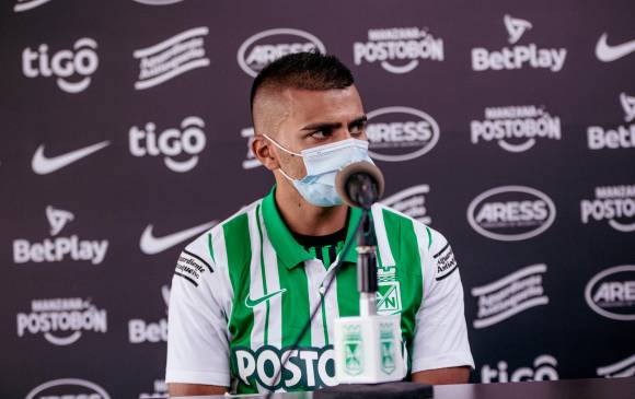 Jhon Duque, el volante bogotano, durante la rueda de prensa en la presentación oficial con el club verdolaga. FOTO ATLÉTICO NACIONAL