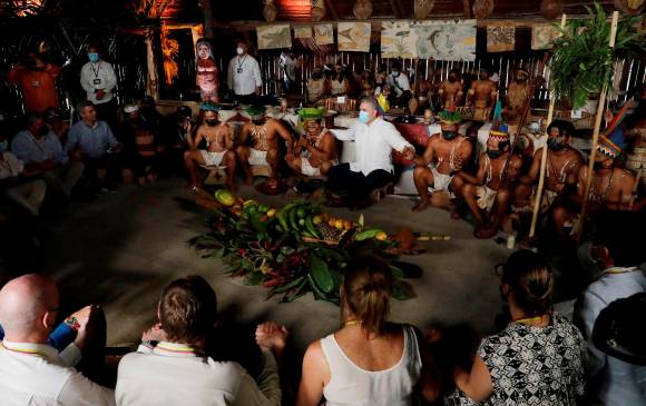 El presidente Iván Duque se reúne con integrantes de la comunidad indígena Yussy Monilla Amena, durante la PreCOP de la Biodiversidad 2021, en Leticia. FOTO EFE