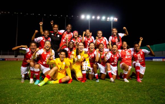 Las jugadoras cardenales celebran su paso a la semifinal de la Copa Libertadores que se disputa en Paraguay. FOTO CORTESÍA SANTA FE