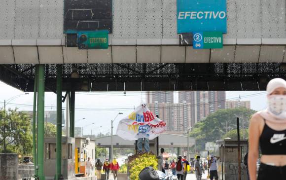 Durante la mañana el peaje ha estado funcionando con normalidad. Esta imagen corresponde al bloqueo de la tarde de ayer. FOTOS: Camilo Suárez. 