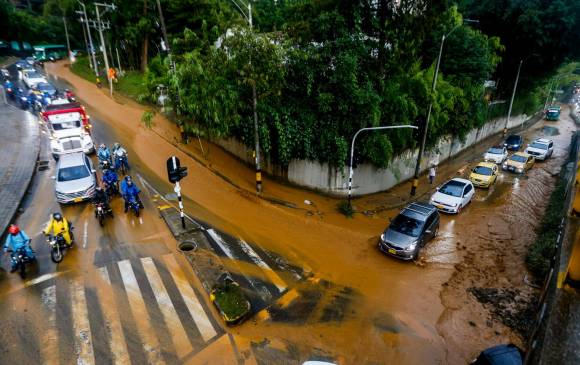 La inundación cerca al centro comercial El Tesoro. Foto JULIO CÉSAR HERRERA