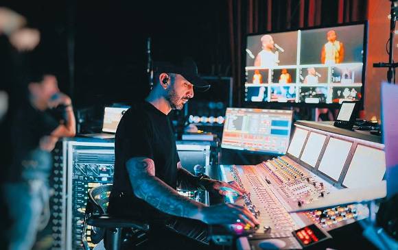 Germán Tarazona en la consola donde estabiliza el audio para que se escuche de la mejor calidad y esté sincronizado durante la transmisión del concierto virtual. FOTO Cortesía Livent X