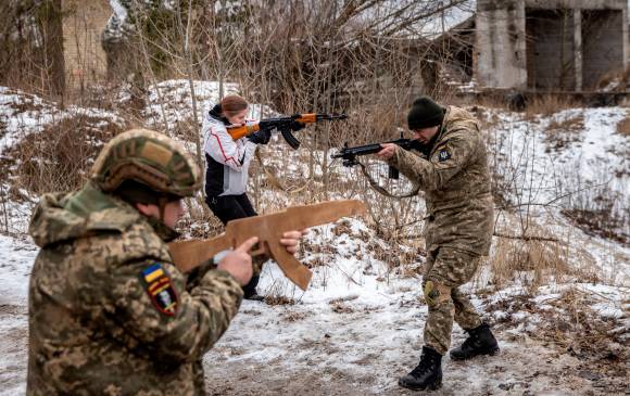 En Kiev, la capital de Ucrania, civiles y reservistas se entrenan en el manejo de armas para enfrentar una posible invasión del gobierno del presidente ruso, Vladimir Putin, a su país. FOTO getty