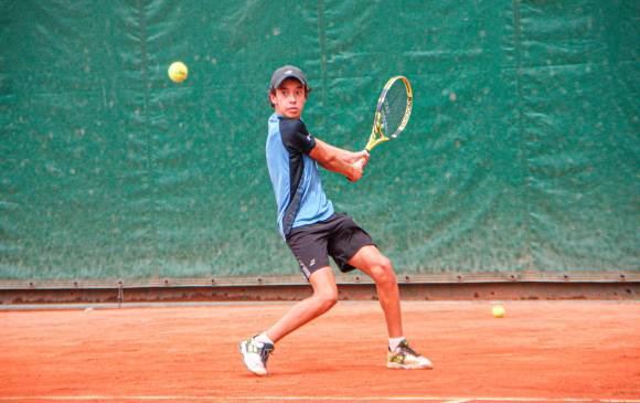 El antioqueño Alejandro Arcila es uno de los jóvenes con gran futuro en el tenis nacional, lleva un proceso que lo podría instalar en la élite. FOTO CORTESÍA 