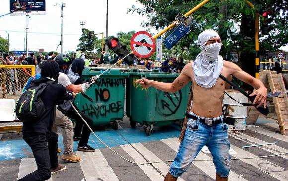 Encapuchados ocasionaron desorden y caos en el sur de Cali durante una nueva jornada de protestas en la ciudad. FOTO EL PAÍS 