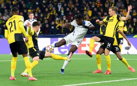 Duván Zapata, de 30 años, no perdona en Europa. Con sus tantos su equipo sigue en la pelea en la Champions. FOTO: EFE