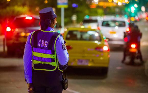 Actualmente Medellín cuenta con 522 agentes de tránsito: 120 mujeres y 402 hombres. Su labor es son atender los incidentes y regular el tránsito de la ciudad. FOTO edwin bustamante restrepo