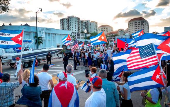 Exiliados cubanos se manifestaron contra el régimen de la isla en la tradicional Calle Ocho de Miami. FOTO EFE
