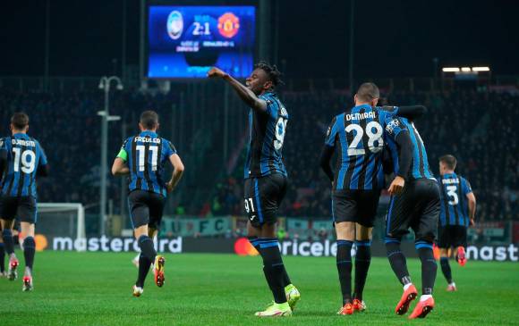 Duván Zapata celebrando su anotación ante el Manchester United de Cristiano. FOTO EFE 