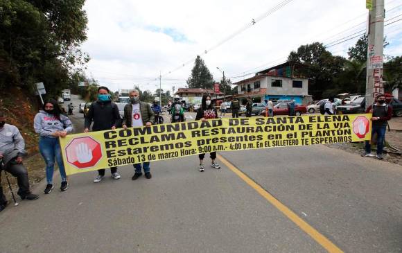 Habitantes de Santa Elena protestan por mal estado en su vía
