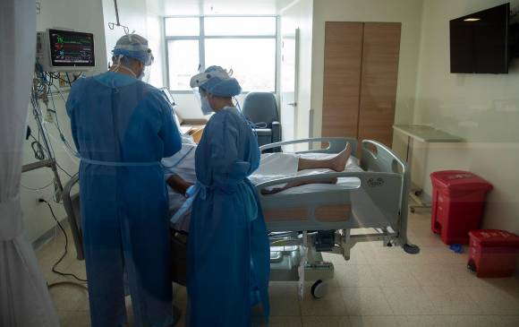 A pesar de sus esfuerzos durante la pandemia por la covid-19, el personal médico sigue siendo amenazado y golpeado por algunas personas en Medellín. FOTO: ESTEBAN VANEGAS.