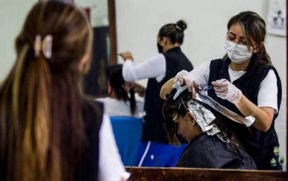 Con citas previas, las internas de la cárcel El Pedregal, hacen uso de las peluquerías que son manejadas por ellas mismas. FOTO: Julio César Herrera