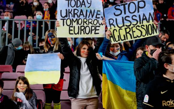 En diferentes rincones del mundo se ha vuelto común observar a los asistentes a escenarios deportivos, de distintas disciplinas, que piden que la guerra se detenga de inmedianto. FOTO getty