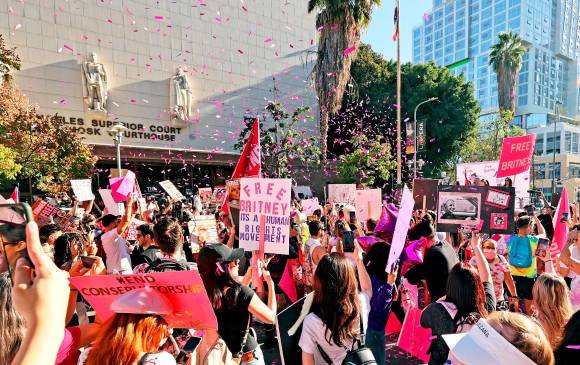 Afuera del Stanley Mosk Courthouse en Los Ángeles, los fanáticos de Britney celebraron el fallo. FOTO AFP