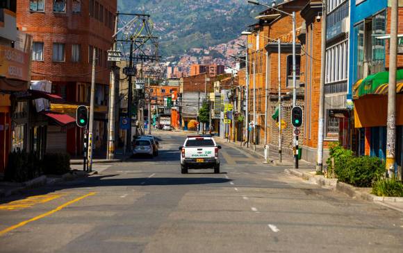 Agentes de policía hicieron presencia en la calles vacías del centro de Medellín. Foto: Carlos Velásquez