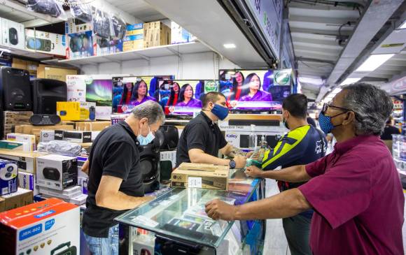 El 50% de los comerciantes antioqueños a quienes les aplicaba el beneficio del Día sin IVA manifestaron que fue una jornada positiva en ventas. FOTO Carlos Velásquez 