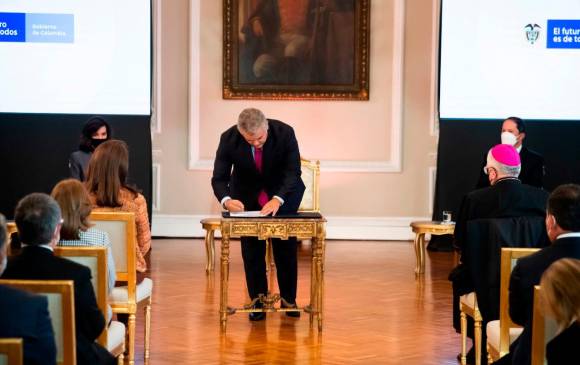Presidente Iván Duque firmó el Estatuto de Protección a Migrantes Venezolanos en la Casa de Nariño. FOTO: PRESIDENCIA DE LA REPÚBLICA.