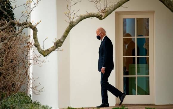 El presidente se ha negado, “por ahora”, a visitar la zona, pese a que la oposición le reclama que está en viaje presentando el plan de rescate. FOTO efe