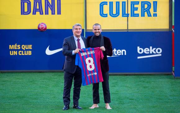 Dani Alves oficializó su regreso al Barcelona