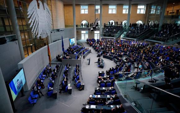 Zelenski recibió una ovación del Bundestag alemán, la cámara baja del parlamento, al inicio de su intervención a distancia. FOTO EFE