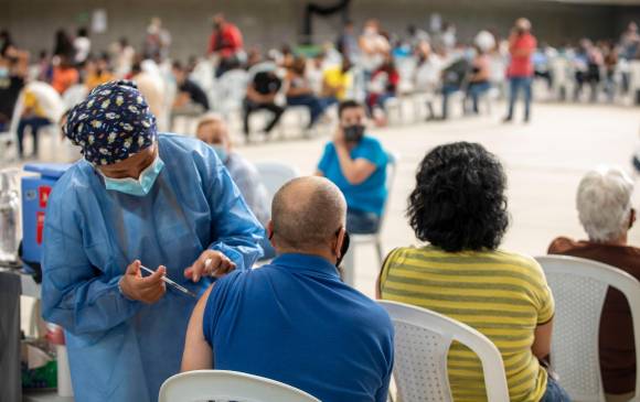 Uno de los puntos de vacunación en Medellín. Foto: Edwin Bustamante