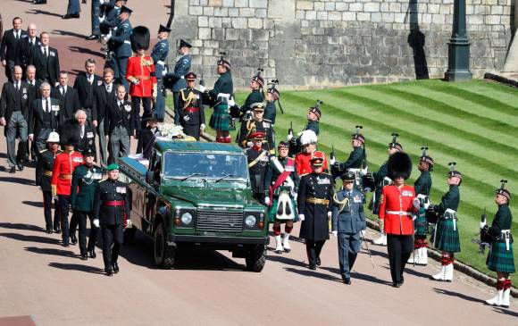 Los restos del príncipe fueron trasladados en un vehículo de la marca Land Rover. FOTO EFE