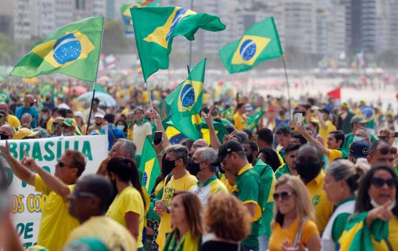 En Brasilia, que estará protegida por 5.000 agentes, la jornada arrancó con el acto oficial del izamiento de bandera en el Palacio de la Alvorada, la residencia del jefe de Estado. Foto: EFE