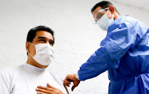 El presidente Nicolás Maduro recibió este sábado la primera dosis de la vacuna. FOTO EFE 