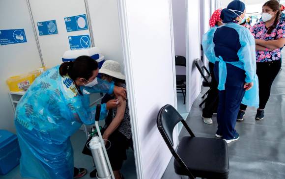 Chile, que ya ha aprobado las vacunas de Pfizer/BioNTech, Sinovac y AstraZeneca, dio el pistoletazo de salida este miércoles al proceso de vacunación masiva. FOTO EFE