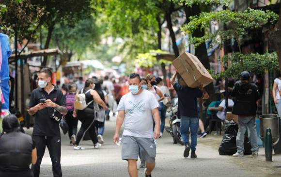 Desde muy temprano de hoy sábado la gente se volcó al centro de la ciudad para realizar compras. Foto: Camilo Suárez.
