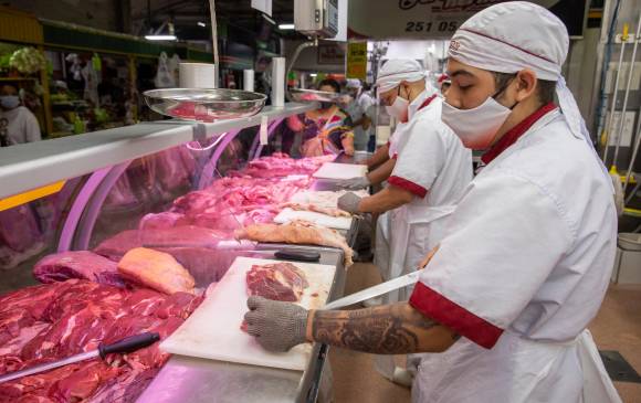Los expendios de cárnicos tienen dificultades para encontrar mano de obra joven y hay una guerra de salarios entre los mismos propietarios a la hora de atraer a los experimentados. FOTO Carlos velásquez