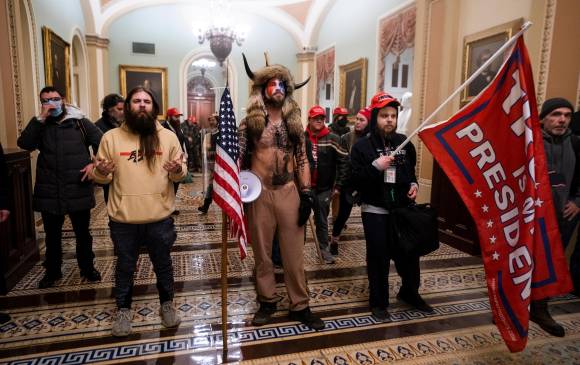 Los seguidores de Donald Trump protagonizaron la toma al Congreso de Estados Unidos después de que el presidente les pidiera dirigirse al Capitolio. FOTO: EFE