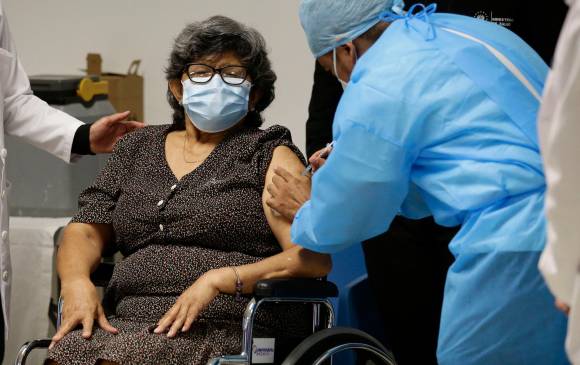 Según la información, en 78 puntos de vacunación en todo Medellín y sus corregimientos se había habilitado la vacunación sin cita para mayores de 70 años. Foto Efe