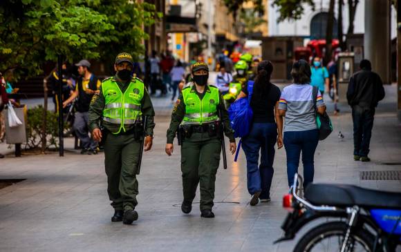 En el Parque Berrio pese a la presencia de la Policía se vieron personas transitando las calles. Foto: Carlos Velásquez