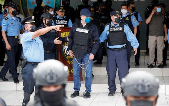 Juan Orlando Hernández llegó a la audiencia sin esposas. FOTO EFE/Gustavo Amador