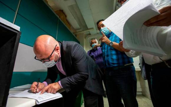 Debido a problemas internos en el primer comité de revocatoria se acreditó uno nuevo llamado “Depende también de ti darle amor a Medellín”, que sigue con el proceso. FOTO edwin bustamante