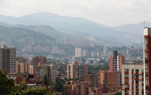 Las lluvias que se presentaron el sábado en la noche ayudaron a disminuir las concentraciones de PM 2.5. Ayer, durante el día, las estaciones fueron bajando de naranja a amarillo. FOTO camilo suárez 