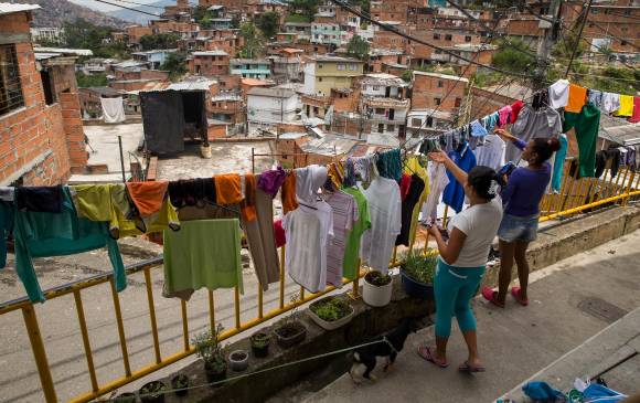 Una realidad que persiste en la ciudad es que las mujeres, muchas cabeza de familia, asumen la mayoría de tareas domésticas y de cuidado no remuneradas en los hogares. FOTO edwin bustamante
