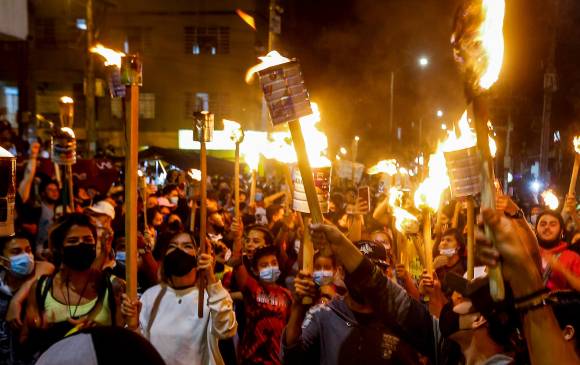 En Castilla se convocó una marcha con antorchas en la noche. FOTO Julio césar Herrera