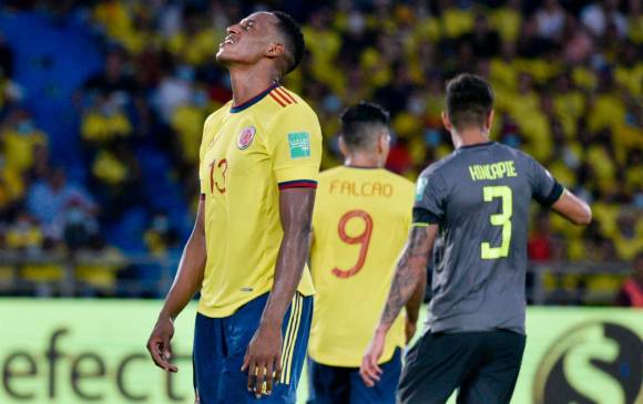 La desilusión de Yerry Mina tras la anulación del gol por una mano dentro del área Foto: Getty Images 