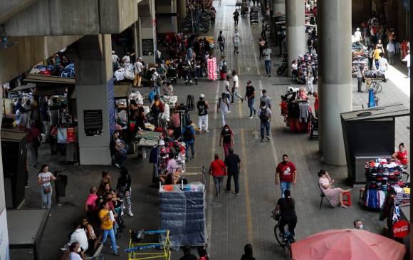 Los medianos y pequeños comerciantes sacaron sus artículos para proveer a los compradores: Foto: Camilo Suárez.