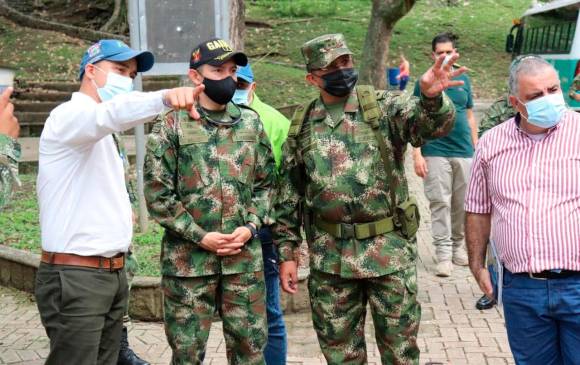 Los comandantes del Gaula Militar y de la Cuarta Brigada, tras una reunión a instancias del alcalde de Venecia, confirmaron la instalación de dos sedes del Gaula en el Suroeste antioqueño. FOTO CORTESÍA